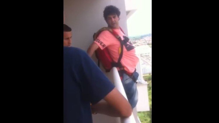 VIDEO: La verdadera historia del 'loco' que saltó en paracaídas desde el balcón de su casa