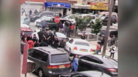 EE.UU.: Vecinos intentan evitar el arresto de un indocumentado por agentes de inmigración (VIDEO)