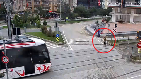 Esto le pasó por cruzar las vías del tren hablando por celular