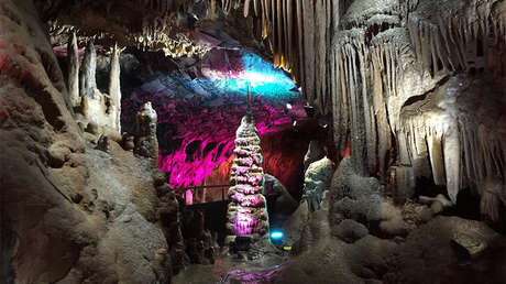 Video: Turista chino destruye a patadas lo que la naturaleza tardó 3.000 años en crear