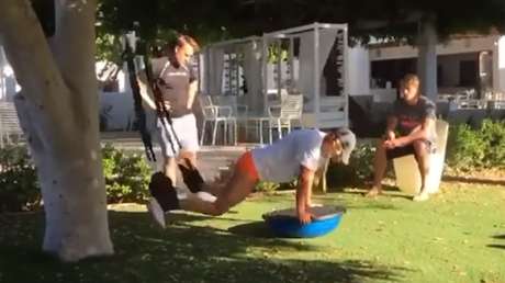 Así entrena 'en seco' la nadadora rusa Yulia Yefímova