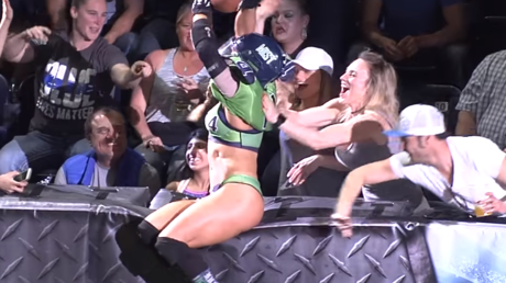 A un 'fan' se le va la mano al felicitar a una jugadora de fútbol americano (Ella no se quedó atrás)