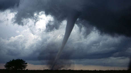 Un hombre que corta el césped junto a un tornado provoca un torrente de comentarios en la Red (FOTO)