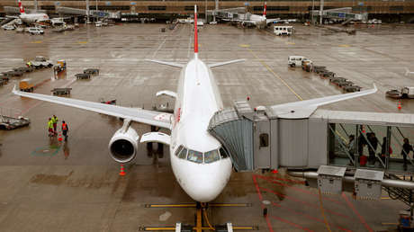 Un avión casi se estrella contra una montaña porque el piloto no entiende al controlador