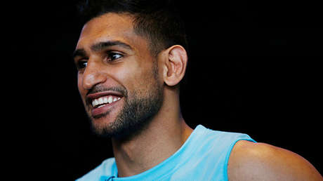 Una estrella del boxeo trata de salvar la vida de un niño con cáncer facial (Fotos)