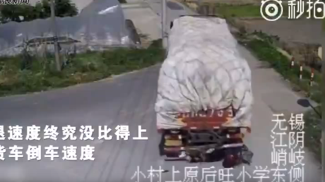 Camionero da reversa sin percatarse quién iba atrás de él