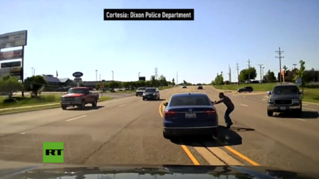 Se mete por la ventana de un coche para salvar al conductor que sufría convulsiones