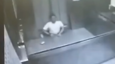 Un ascensor lo parte en dos, intenta pedir ayuda por teléfono, pero muere desangrado