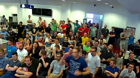 El director de una empresa gasta una broma 'mortal' a sus empleados (Video)