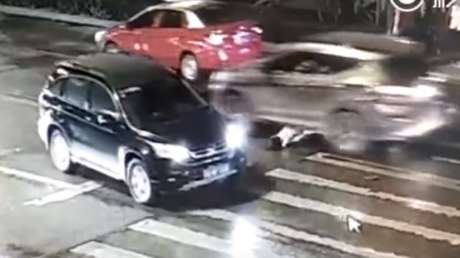 FUERTES IMÁGENES: Atropellan dos veces a una mujer y nadie la ayuda