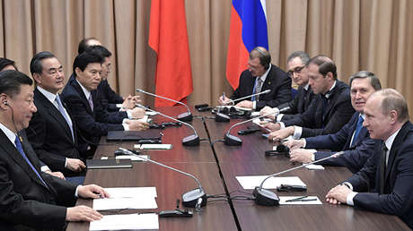 Putin bromea con el retraso de la delegación china en la reunión con Xi Jinping (video)