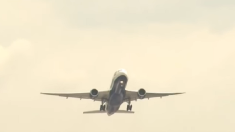 Piloto pone en riesgo los vuelos de un aeropuerto en Argentina por cantar 'Despacito'