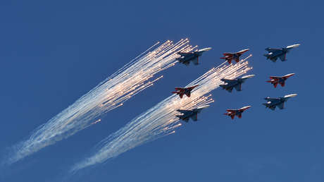 Un equipo acrobático ruso celebra su 25.º aniversario con un 'show' aéreo (VIDEO)