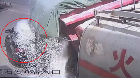 Karma instantáneo y adiós coche: Queda 'enterrado' por esta desafortunada maniobra