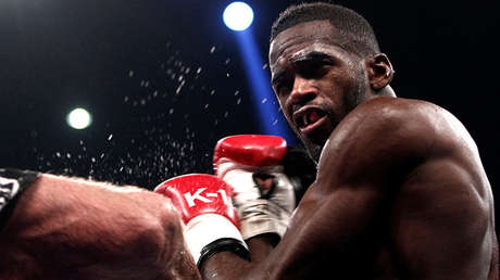 VIDEO: espectadores de un combate de 'kick boxing' pegan a un luchador en el ring