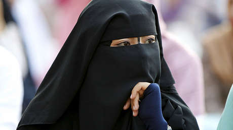 Se viraliza una foto de una mujer musulmana ayudando a una anciana en Londres