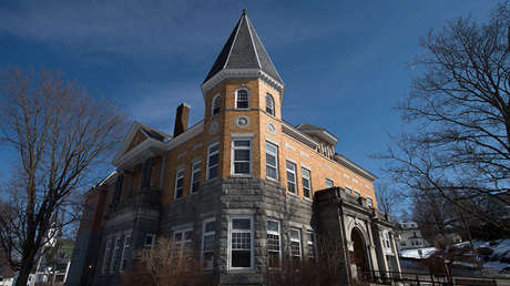 Vivir en dos países a la vez: esta casa transfronteriza está a la venta (FOTOS)