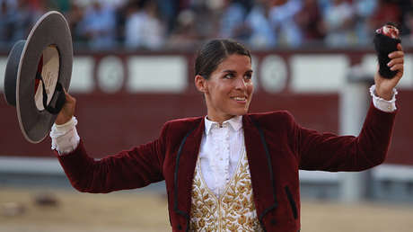 FUERTES IMÁGENES: Una rejoneadora francesa posa con la oreja del toro que casi la mató