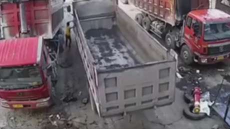 FUERTES IMÁGENES: Un hombre muere aplastado entre dos camiones