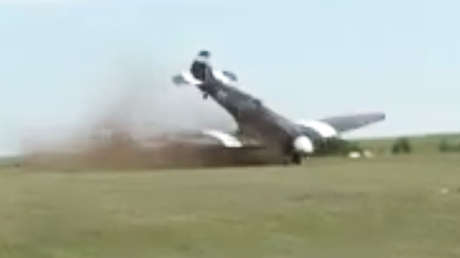 IMPACTANTE VIDEO: Caza de la II Guerra Mundial se voltea durante un 'show' aéreo en Francia