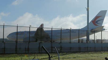 FOTOS: Un avión aterriza de emergencia en Sídney debido a un enorme agujero en un motor 