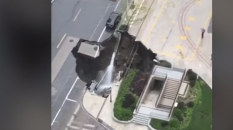 China: Un socavón gigante se traga una furgoneta y árboles 