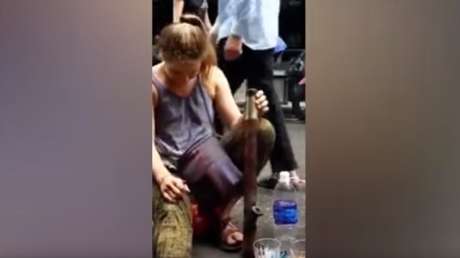 Una turista da una calada de 'tabaco salvaje' y le pasa esto (18+)