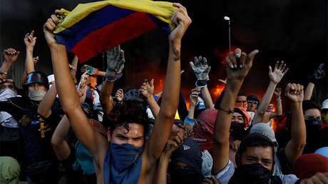 Video: Opositores venezolanos queman agencia bancaria privada en el este de Caracas