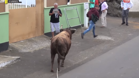 Quería grabar un encierro con su iPad, pero un toro bravo no se lo permitió