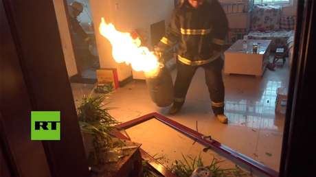 ¿Explotará o no? Bombero lleva un tanque de gas ardiendo en sus propias manos 