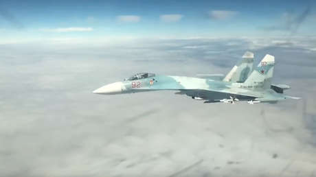 VIDEO: Un avión ruso Su-27 intercepta a bombarderos estadounidenses sobre el mar Báltico