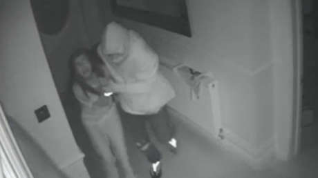 Video: Una madre londinense es testigo del "aterrador robo" de su casa a manos de varios hombres