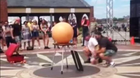 Hacía un 'show' callejero pero lo que se le cayó del bolsillo aterrorizó a todos