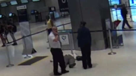 Video: Demanda 1 millón a United Airlines por los abusos de un empleado