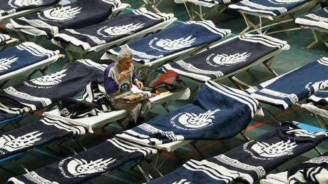 ¿Cómo se aplica?: Un hombre sin hogar cumple arresto domiciliario en Turquía