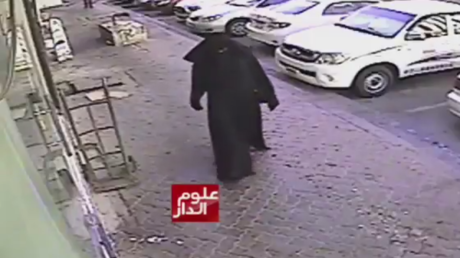 VIDEO: Escalofriante momento en que un hombre disfrazado de mujer recoge a un niño para abusar de él