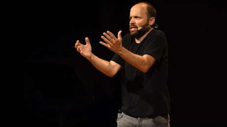 "¿Nos está escuchando Putin?": Entrevistamos al humorista Miguel Noguera entre ruidos extraños  