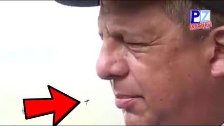 El presidente de Costa Rica se traga una avispa en vivo en plena entrevista