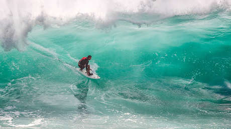 Ola de solidaridad: Un surfista peruano vende rifas para costear su viaje a un torneo internacional