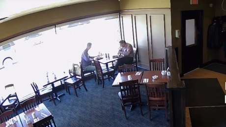 Comían tranquilamente en un restaurante cuando pasó algo inesperado