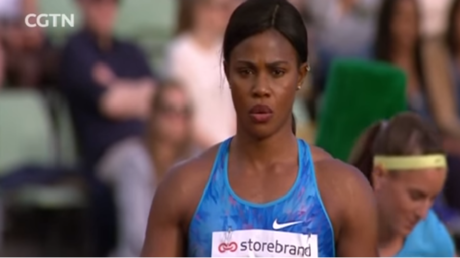 Sin pelos en la pista: Una atleta nigeriana pierde su peluca durante un salto