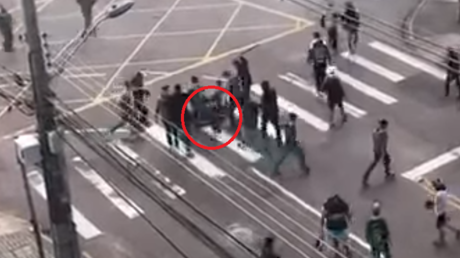 Horror en Brasil: Ultras por poco matan a golpes a un hincha rendido en el suelo
