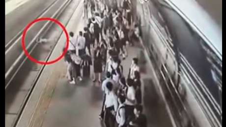 FUERTE VIDEO: Un tren arrolla a una mujer embarazada que se cayó en las vías 