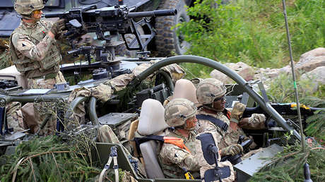 Un Hummer estadounidense de la OTAN destroza un coche con cuatro chicas dentro en Lituania