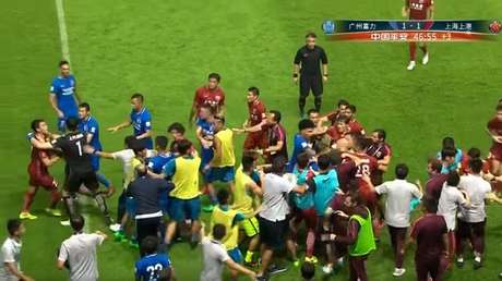 Del 'jogo bonito' a patadas de Kung Fu: Trifulca en China por esta jugada polémica