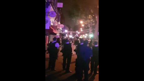 Video: La Policía se enfrenta a jóvenes armados con cuchillos y machetes en Londres