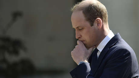 Foto: Príncipe Guillermo rompe una antigua tradición de protocolo con una sobreviviente del incendio