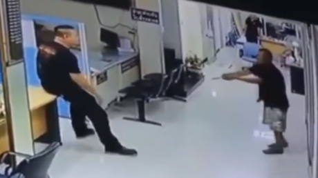 Asalta una comisaría con un cuchillo, pero no esperaba una reacción así de este policía