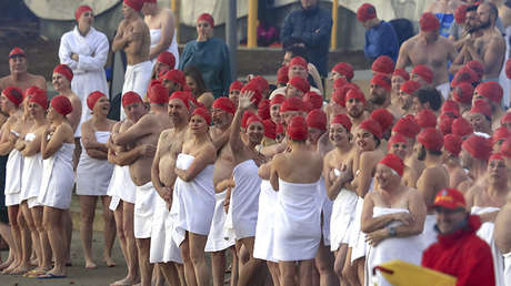 Nudistas celebran inicio del invierno austral con un chapuzón masivo en un río helado (VIDEO)