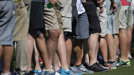 No le permitieron trabajar en bermudas y regresó a la oficina en vestido (FOTOS)